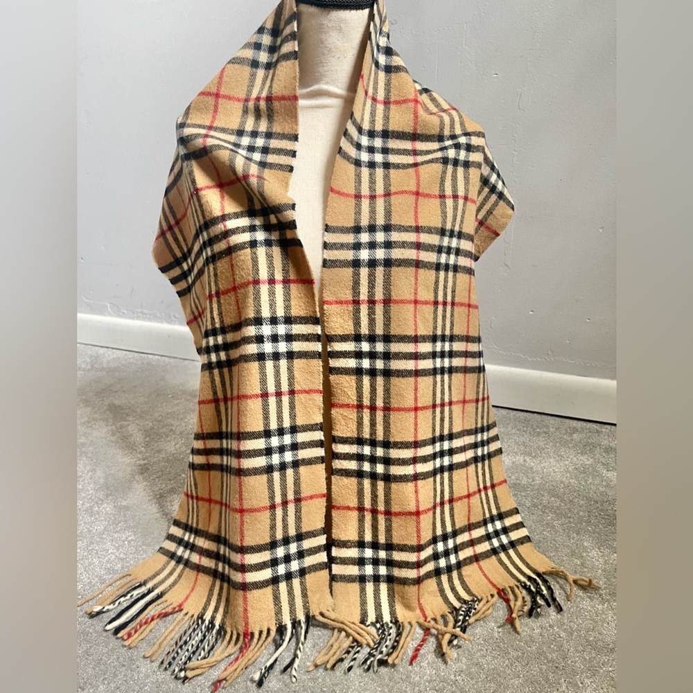 Authentic Burberrys vintage nova check tan scarf (MN1)